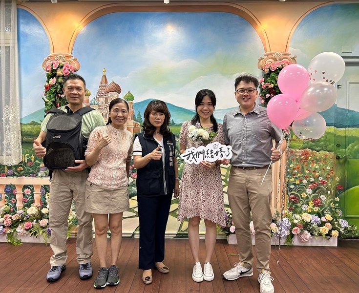 主任於立體牆面與民眾合照