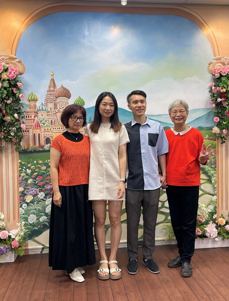 民眾一家於立體牆面拍照