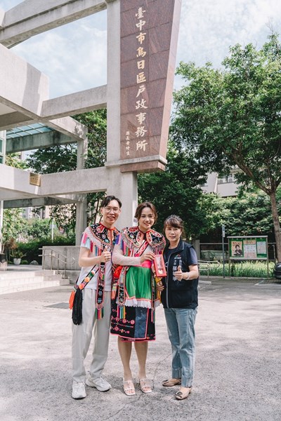 戶外與民眾合照