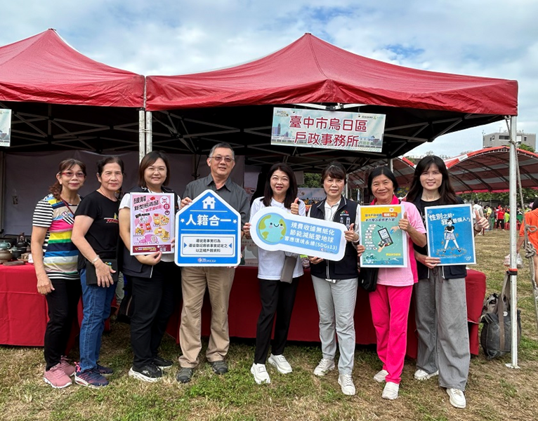 吳議員對同仁及民眾宣導合照