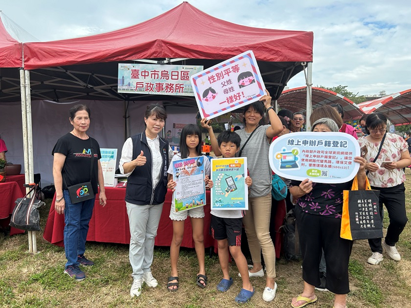 主任與民眾宣導合照