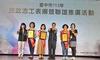 民政志工表揚活動本所全體志工與局長合照