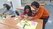 老師協助調整花材調整