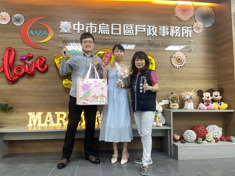 主任與新人合影-2