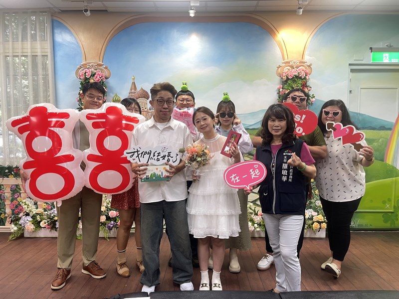 主任與新人合影-4