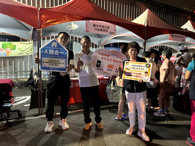 主任與民眾合照