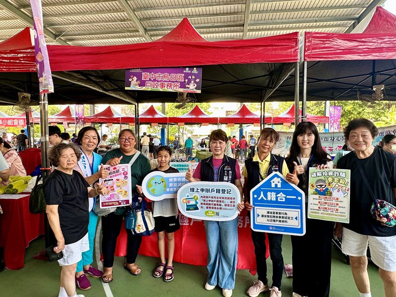 宣導戶政業務主任與民眾合影