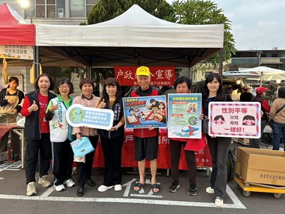 主任與民眾合影