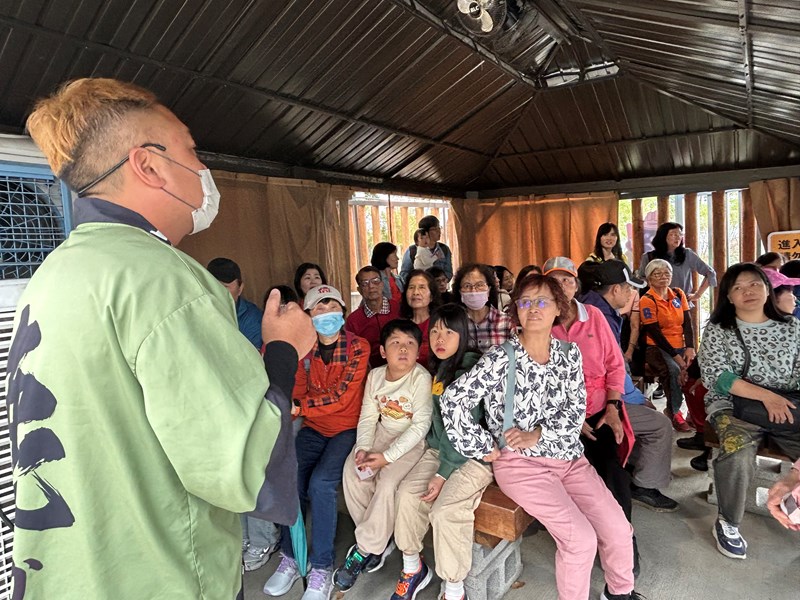 鹿芝谷園區人員解說